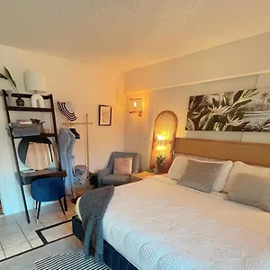 https://seashore-waikiki-studio-1-block-from-a-beach-no-resort-fees.hotelsinhawaii.org